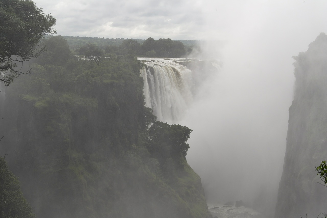 Victoria falls facts for kids, situated on the Zambezi River